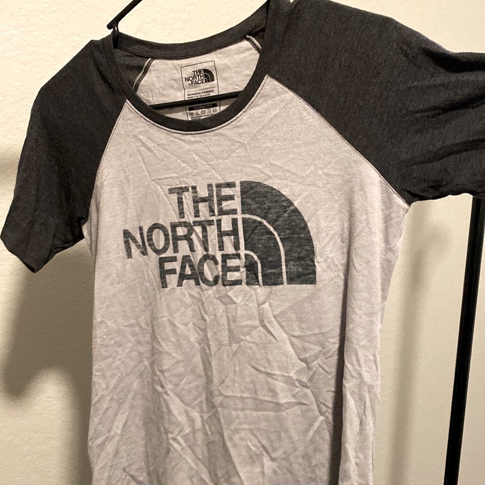 Grey NORTH FACE classic fit , baseball tee size: XS